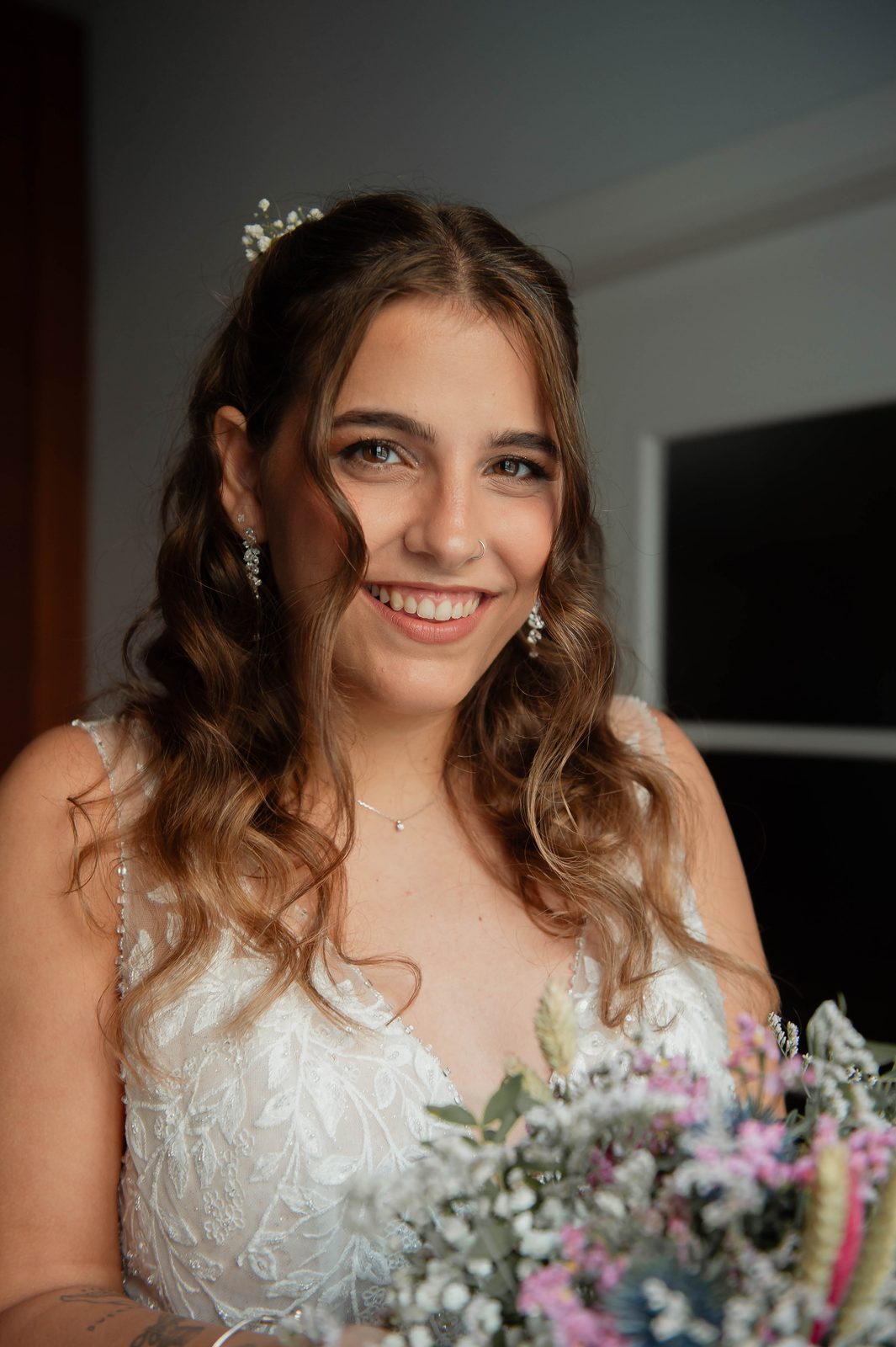 Novia sonriendo con semirrecogido de ondas