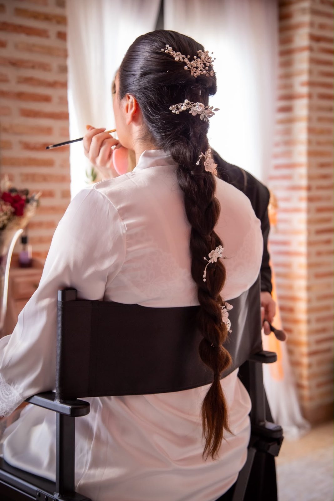 Trenza de novia con adornos de flores