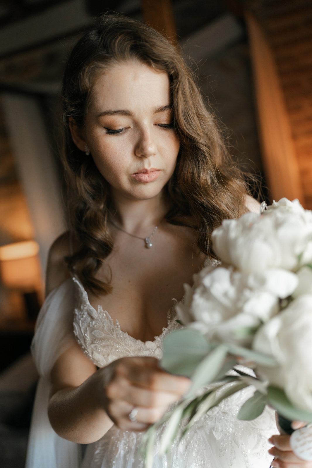 Novia con ondas suaves y maquillaje de acabado natural