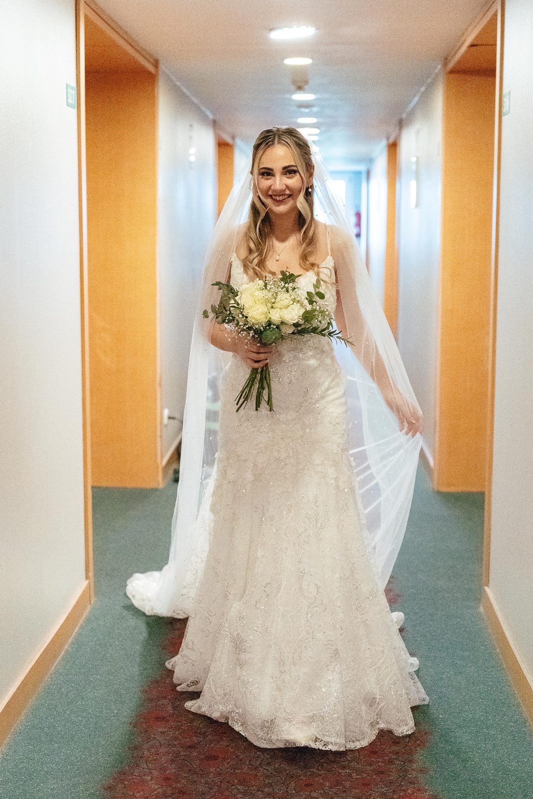 Novia con velo y ramo el día de su boda