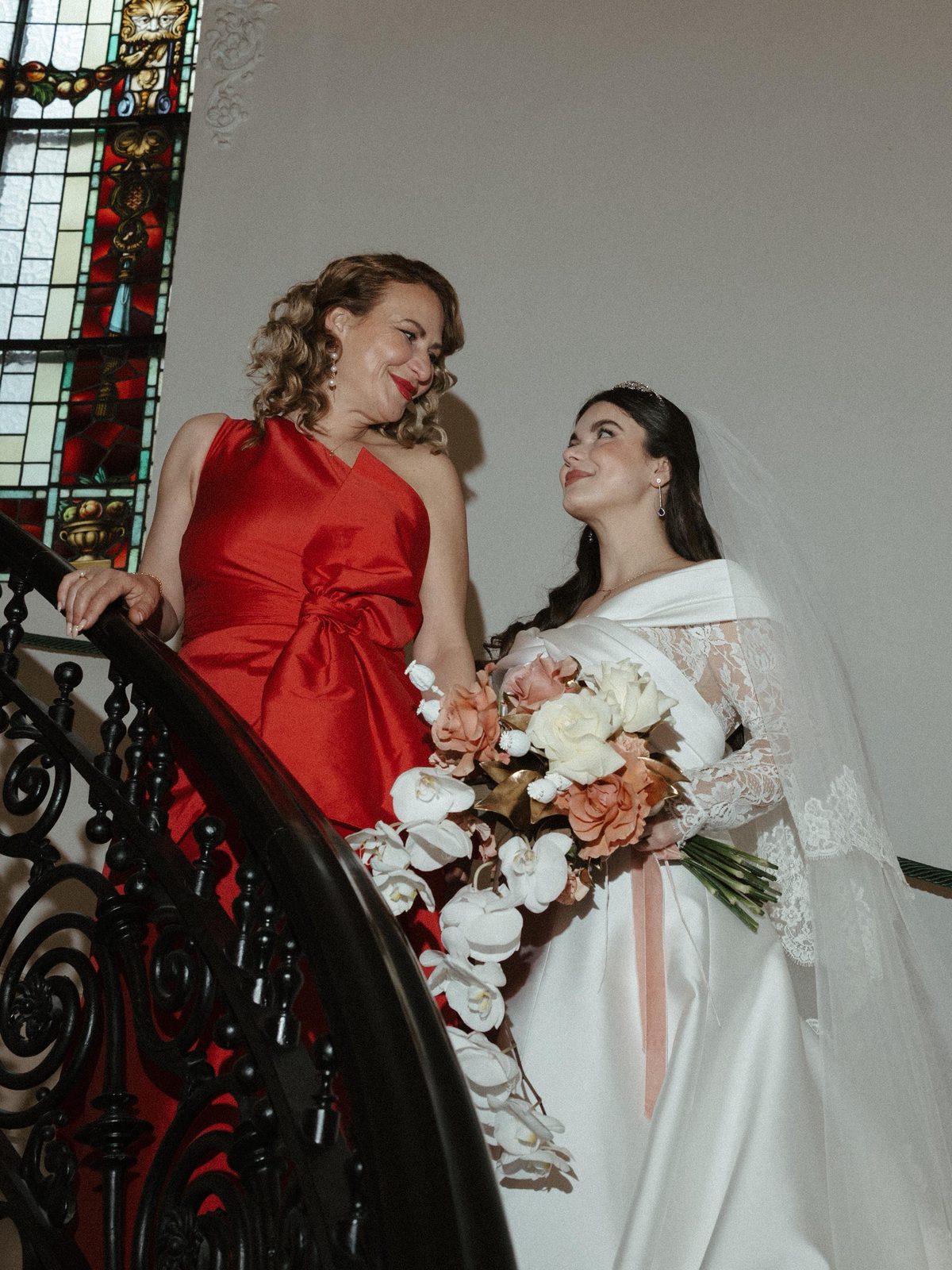 Madre de la novia y novia, maquilladas y peinadas para la boda