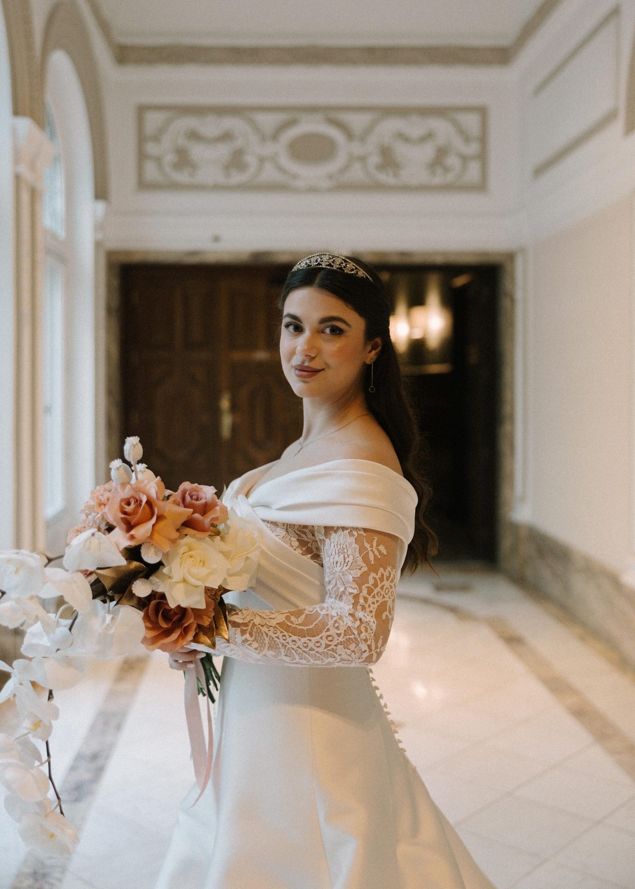 Novia con tiara, maquillada y peinada por Laura Maeso